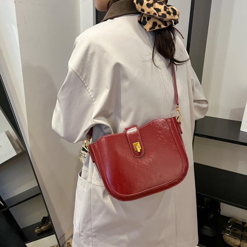 2025 new fashion oil wax leather semi-round bag women s light luxury chain shoulder bag niche messenger saddle bag tide 23*9*18
2025 new fashion oil wax leather semi-round bag women s light luxury chain shoulder bag niche messenger saddle bag tide 23*9*18