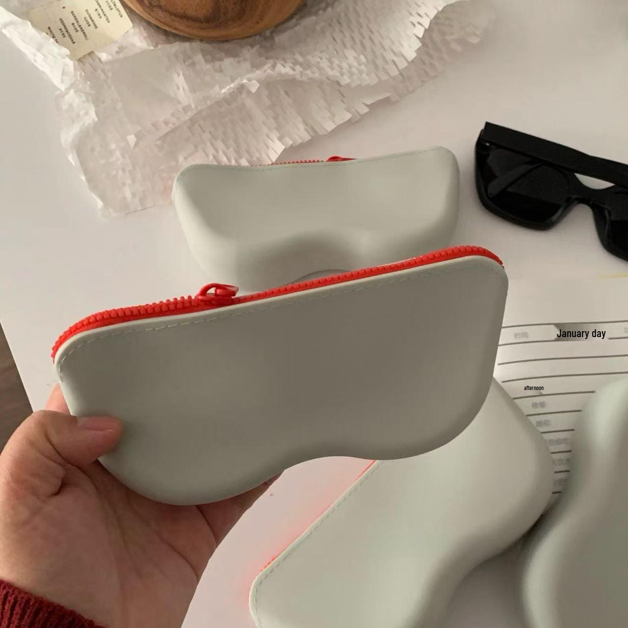 Portable Waterproof Silicone Bag for Sunglasses, Cosmetics, or Stationery - Ideal for Travel and Students 17.5 x 7.8 x 3.7 cm рожевий
Portable Waterproof Silicone Bag for Sunglasses, Cosmetics, or Stationery - Ideal for Travel and Students 17.5 x 7.8 x 3.7 cm рожевий