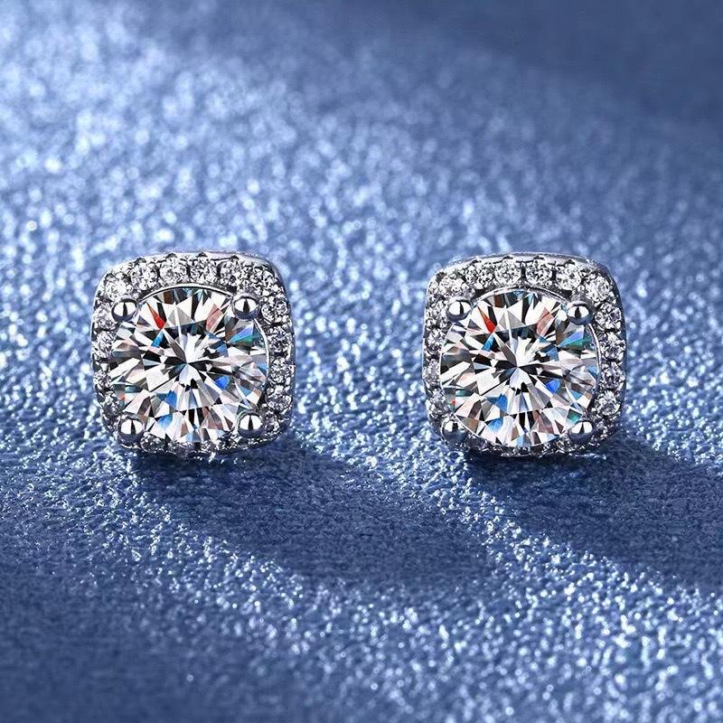Square Bag Micro-diamond One-carat Imitation Moissanite Stud Earrings for Women s Simple and High-end Fashion Korean Version Jewelry Earrings Earrings
Square Bag Micro-diamond One-carat Imitation Moissanite Stud Earrings for Women s Simple and High-end Fashion Korean Version Jewelry Earrings Earrings