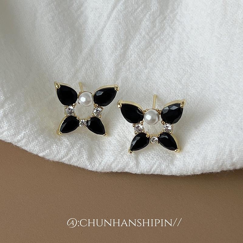 Flash diamond butterfly silicone painless ear clips without ear piercings design black and white pearl stud earrings temperament earrings women
Flash diamond butterfly silicone painless ear clips without ear piercings design black and white pearl stud earrings temperament earrings women