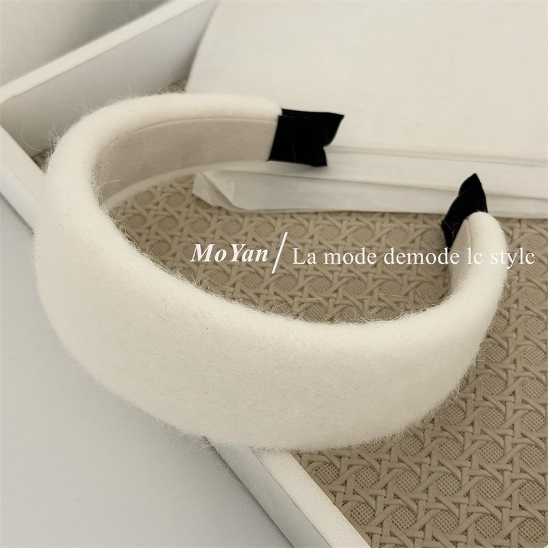 Wide-edge Hairband with A High-crowned Sponge Headband, An Elegant and Versatile Hair Accessory. бежевий
Wide-edge Hairband with A High-crowned Sponge Headband, An Elegant and Versatile Hair Accessory. бежевий