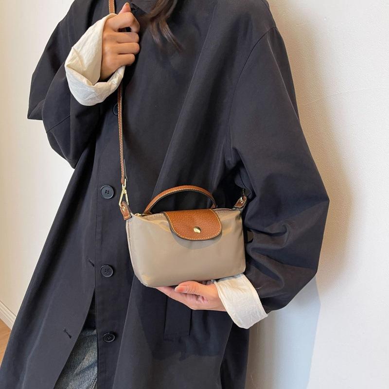 Retro fashion versatile cross-border explosion 2025 spring and summer women s bags one shoulder crossbody hand carry high-end nylon dumpling bags чорний
Retro fashion versatile cross-border explosion 2025 spring and summer women s bags one shoulder crossbody hand carry high-end nylon dumpling bags чорний
