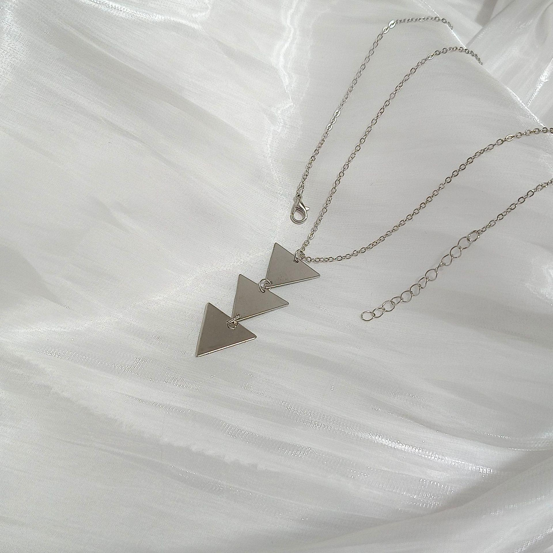 Retro Geometric Triangle Sequin Long Chain Necklace for Women
Retro Geometric Triangle Sequin Long Chain Necklace for Women