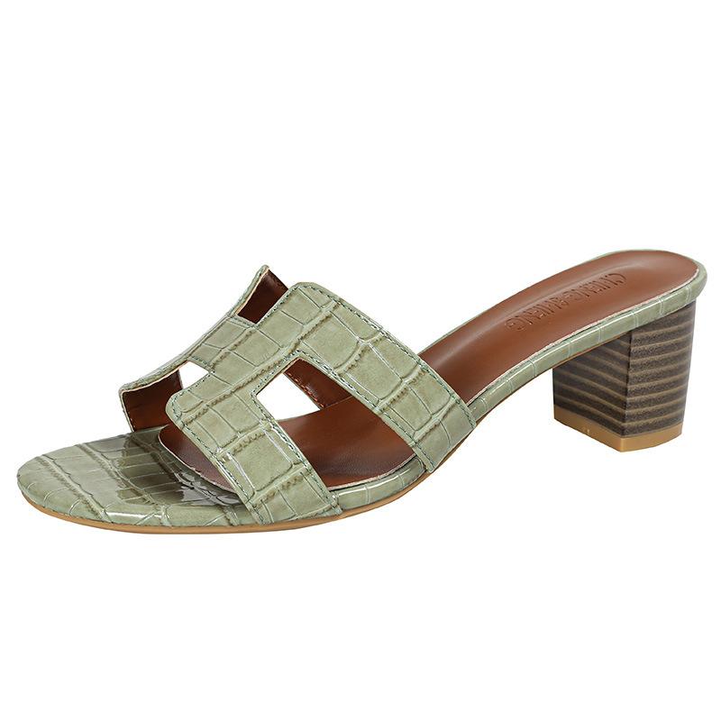 Тапочки женские носят босоножки на высоком каблуке 2025 лето новые универсальные швабра толстый каблук пляжная обувь на одной перемычке женские сандалии 40
Тапочки женские носят босоножки на высоком каблуке 2025 лето новые универсальные швабра толстый каблук пляжная обувь на одной перемычке женские сандалии 40