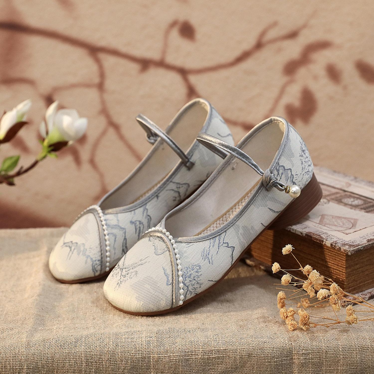 Циншань, туфли на низком каблуке в стиле чонсам ханьфу, этнические туфли-одинарки с пряжкой, вышитые туфли. 40 серый
Циншань, туфли на низком каблуке в стиле чонсам ханьфу, этнические туфли-одинарки с пряжкой, вышитые туфли. 40 серый