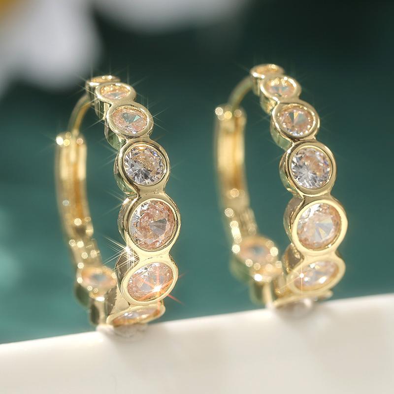 Classic Gold Color Inlaid Cubic Zirconia Copper Hoops Women s Earrings Exquisite Daily Wear Party Earrings Woman Fashion Zircon
Classic Gold Color Inlaid Cubic Zirconia Copper Hoops Women s Earrings Exquisite Daily Wear Party Earrings Woman Fashion Zircon