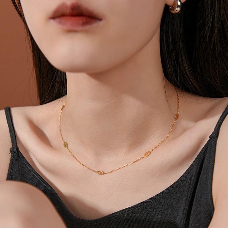 Шикарное минималистичное ожерелье из титановой стали в виде свиного пятачка для женщин - Элегантный европейский и американский дизайн, Изысканная цепочка для ключицы.
Шикарное минималистичное ожерелье из титановой стали в виде свиного пятачка для женщин - Элегантный европейский и американский дизайн, Изысканная цепочка для ключицы.