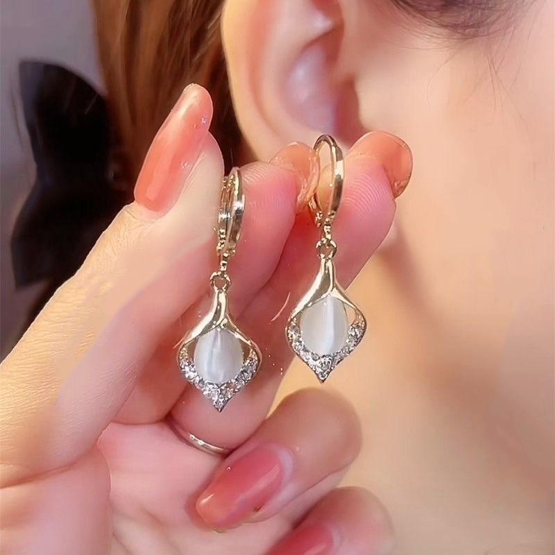New trendy design angel eye earrings women, temperament light luxury opal earrings Internet celebrity earrings білий
New trendy design angel eye earrings women, temperament light luxury opal earrings Internet celebrity earrings білий