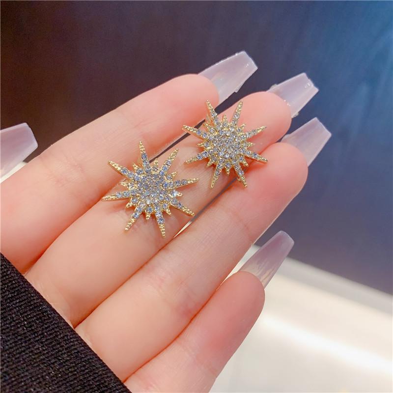 Exquisite Temperament Full of Zircon Shiny Octagonal Star Piercing Stud Earrings for Women Korean Fashion Jewelry Accessory Gift золотой
Exquisite Temperament Full of Zircon Shiny Octagonal Star Piercing Stud Earrings for Women Korean Fashion Jewelry Accessory Gift золотой
