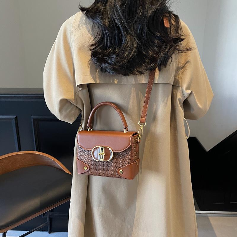 Bag Women s Bag Retro Casual Handheld Winter Bag Trend Versatile 2025 Box New Fashion Shoulder 18*8*14 чёрный
Bag Women s Bag Retro Casual Handheld Winter Bag Trend Versatile 2025 Box New Fashion Shoulder 18*8*14 чёрный