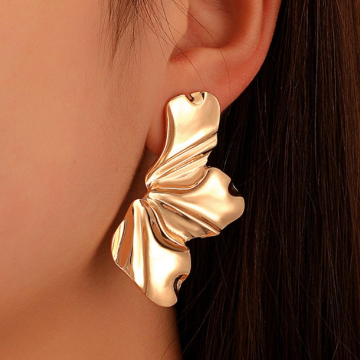 Retro European & American Floral Stud Earrings - Matte Gold Irregular Petal Design for Women
Retro European & American Floral Stud Earrings - Matte Gold Irregular Petal Design for Women