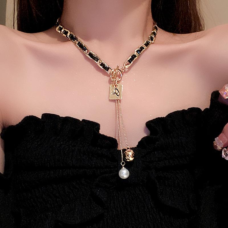 Leather Wrapped Alphabet Square Pearl Tassel Necklace French Light Luxury Premium Clavicle Chain Fashion New Jewelry
Leather Wrapped Alphabet Square Pearl Tassel Necklace French Light Luxury Premium Clavicle Chain Fashion New Jewelry