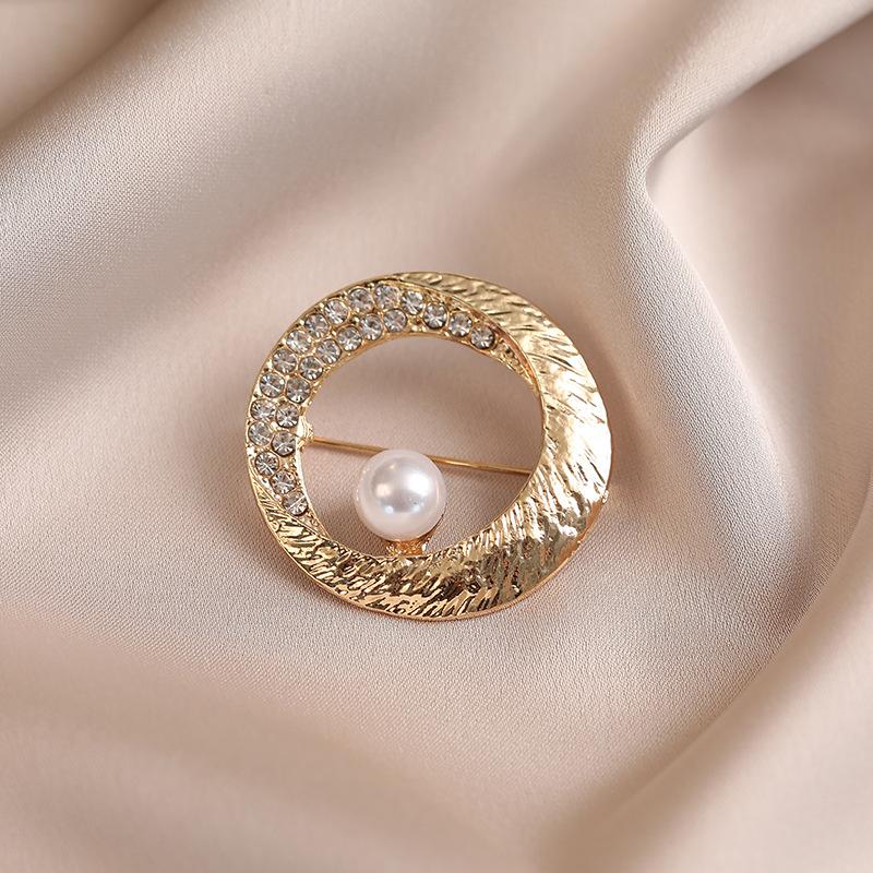 Niche Round Pearl Brooch High-end Light Luxury Geometric High-end Women s Simple Pin Fashion Versatile Corsage
Niche Round Pearl Brooch High-end Light Luxury Geometric High-end Women s Simple Pin Fashion Versatile Corsage