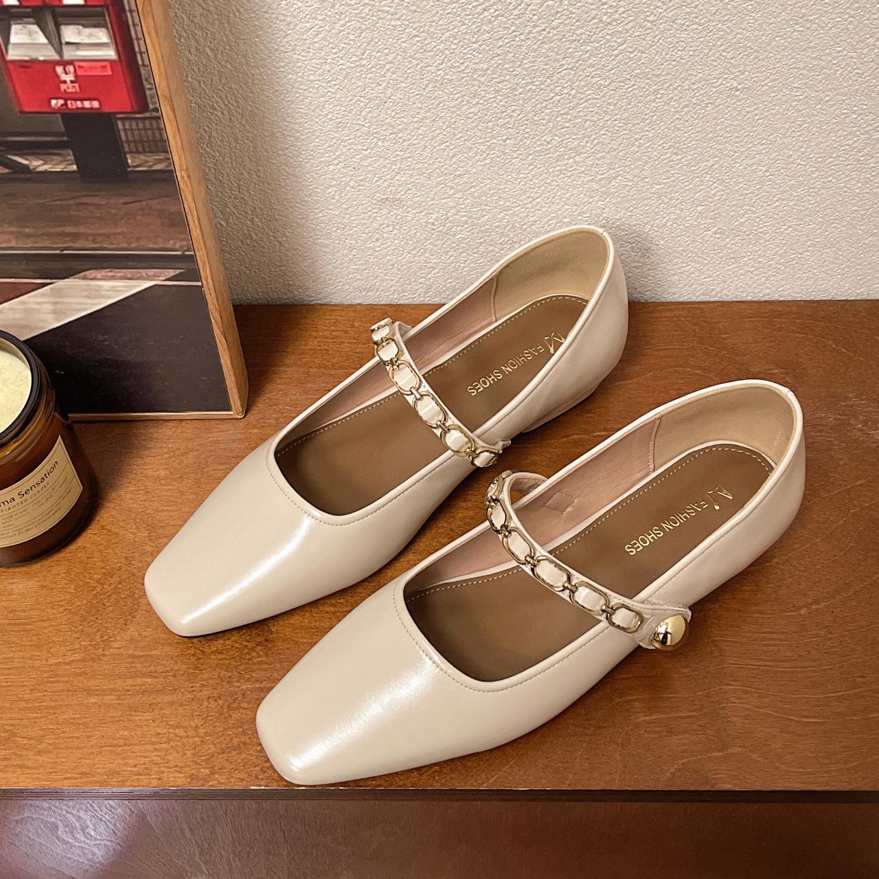 Evening wind square head single shoes women s 2025 new retro versatile one-word belt low-heeled Mary Jane shoes with skirt grandma shoes 40
Evening wind square head single shoes women s 2025 new retro versatile one-word belt low-heeled Mary Jane shoes with skirt grandma shoes 40