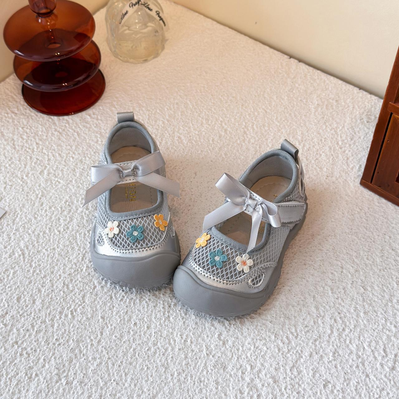 Girls Casual Shoes Sweet Embroidered Flowers Kids Princess Shoes Ribbon 2025 New Girls Fashion Shoes Toes Capped Mesh Breathable 23 серебряный
Girls Casual Shoes Sweet Embroidered Flowers Kids Princess Shoes Ribbon 2025 New Girls Fashion Shoes Toes Capped Mesh Breathable 23 серебряный