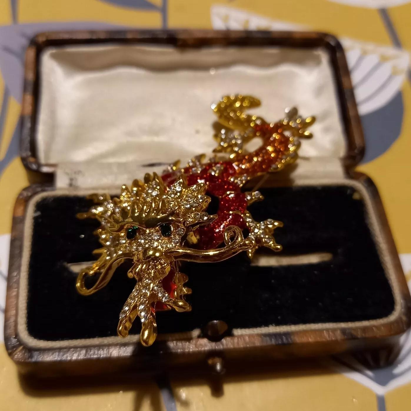 Classic Women Men Fashion Exquisite Dragon Enamel Badges Pin Vintage Luxury Shining Banquet Party Brooch Gift For Women Girls
Classic Women Men Fashion Exquisite Dragon Enamel Badges Pin Vintage Luxury Shining Banquet Party Brooch Gift For Women Girls