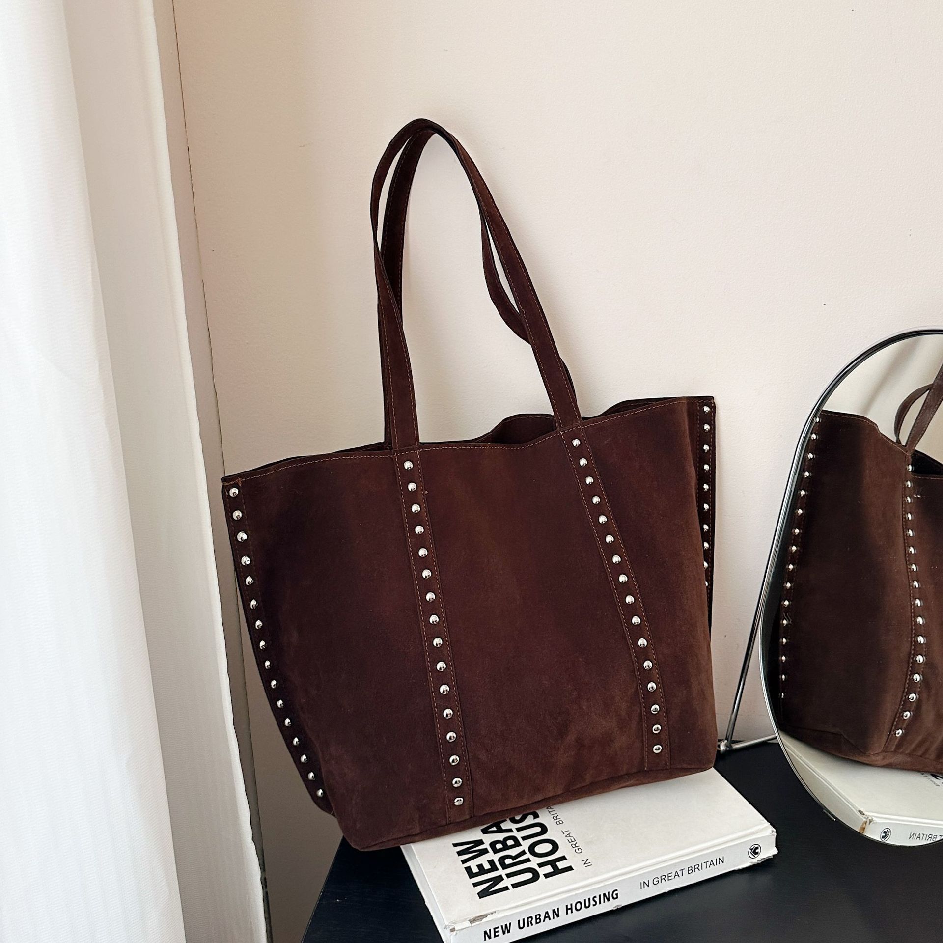 2026 Spicy Girl Rivet Tote Bag Large Capacity Handbag Trendy Design Fashiable Persality Shoulder Bags Gift For Lady
2026 Spicy Girl Rivet Tote Bag Large Capacity Handbag Trendy Design Fashiable Persality Shoulder Bags Gift For Lady
