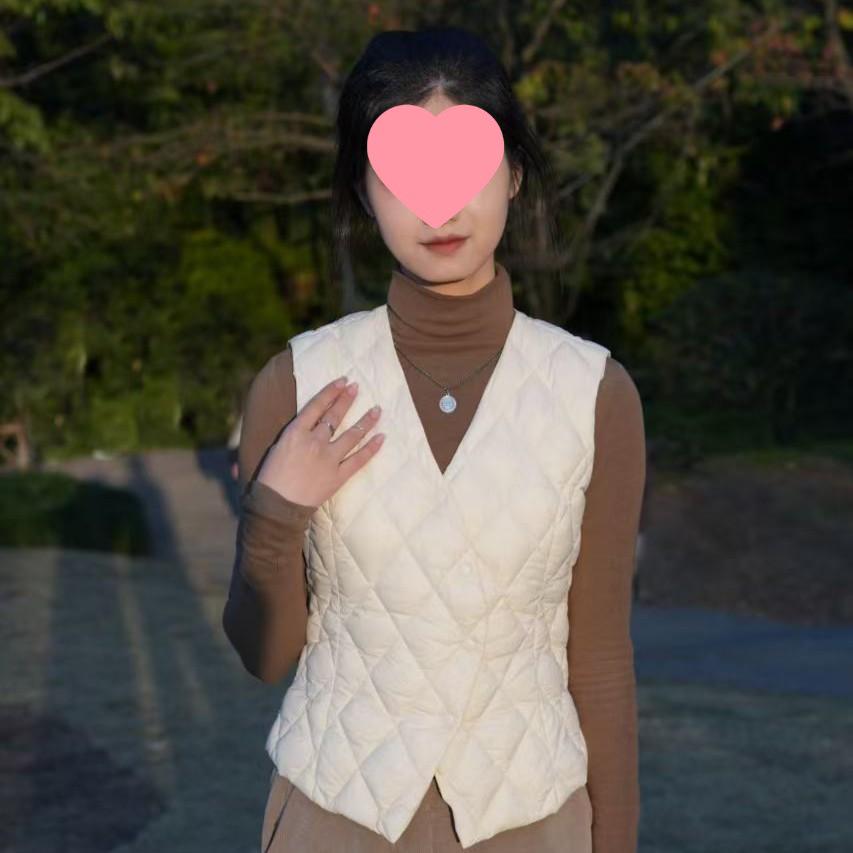 Lightweight White Duck Down Vest: Warm, Slimming Short Liner for Inner or Outer Wear. L (47.5-52.5kg)
Lightweight White Duck Down Vest: Warm, Slimming Short Liner for Inner or Outer Wear. L (47.5-52.5kg)
