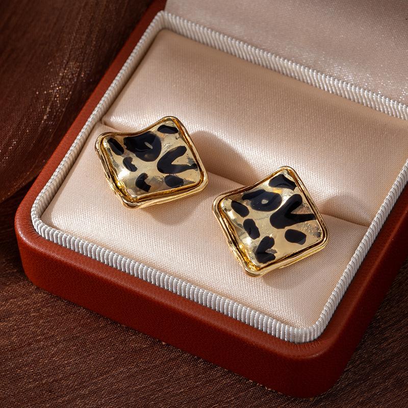 Retro Hong Kong Style Wavy Irregular Light Luxury Leopard Print Stud Earrings High-End Temperament Earrings Women S Exaggerated Earrings
Retro Hong Kong Style Wavy Irregular Light Luxury Leopard Print Stud Earrings High-End Temperament Earrings Women S Exaggerated Earrings