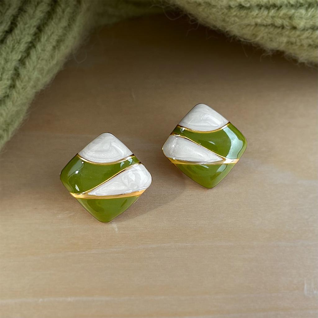 Avocado Green Enamel Stud Earrings, Womens Fresh and Elegant Square Fashion Ear Jewelry.
Avocado Green Enamel Stud Earrings, Womens Fresh and Elegant Square Fashion Ear Jewelry.