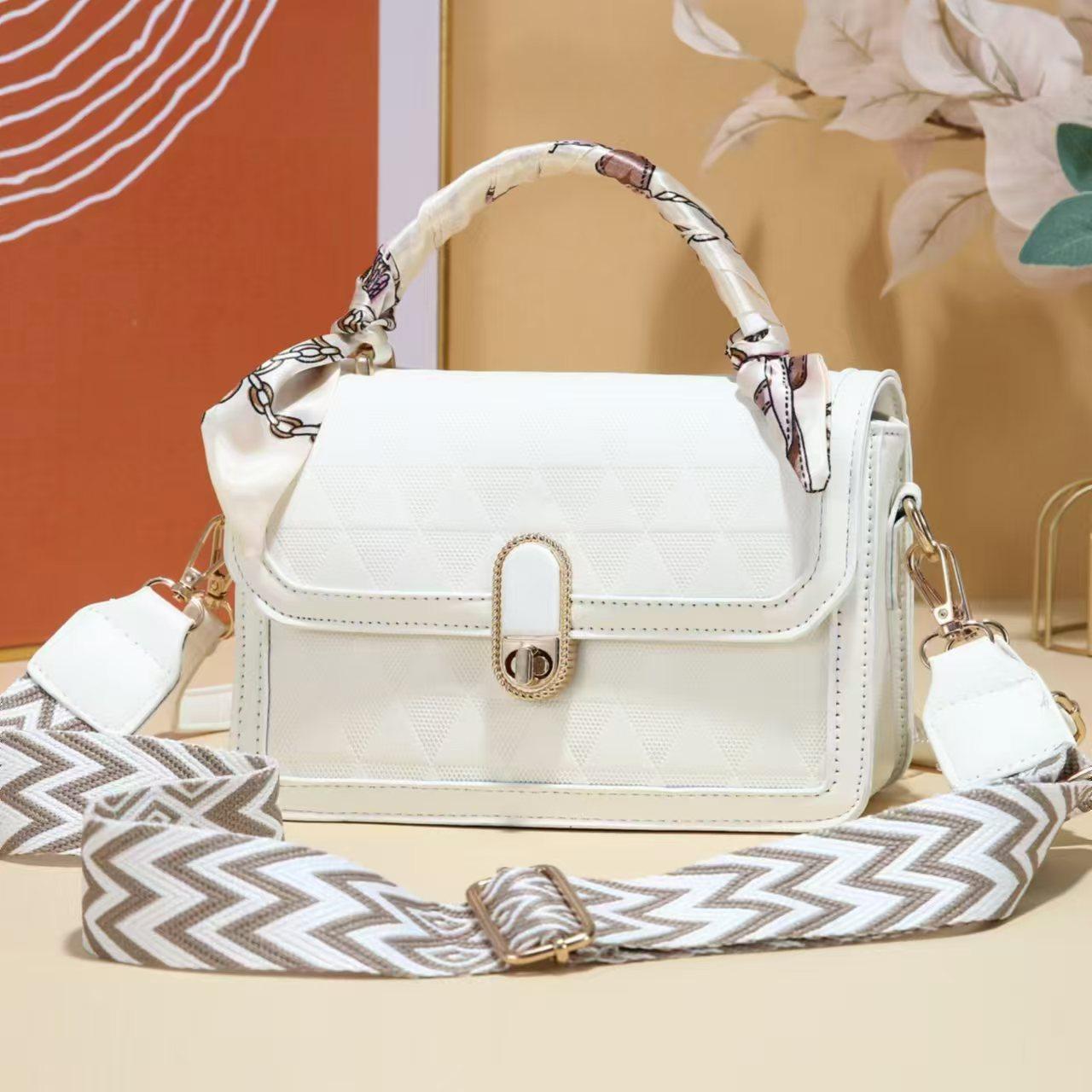 The Diamond-shaped Spliced Single-shoulder Bag Features A High Level Colour Matching and A Fashionable Crossbody Bag with A Layered Style .
The Diamond-shaped Spliced Single-shoulder Bag Features A High Level Colour Matching and A Fashionable Crossbody Bag with A Layered Style .