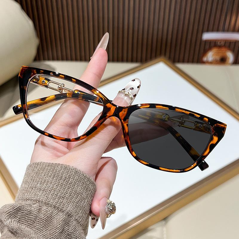 Fashion Photochromic Anti-blue Light Women Glasses Classic Trendy Cat Eye Eyewear Outdoor Vacation Photography Accessory Eyewear цветной печати леопарда
Fashion Photochromic Anti-blue Light Women Glasses Classic Trendy Cat Eye Eyewear Outdoor Vacation Photography Accessory Eyewear цветной печати леопарда