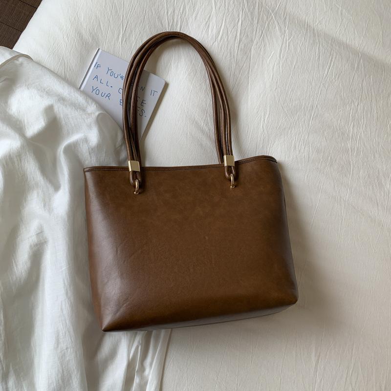 Large capacity retro simple tote bag women go out commuting foreign style shoulder bag PU texture solid color casual handbag
Large capacity retro simple tote bag women go out commuting foreign style shoulder bag PU texture solid color casual handbag