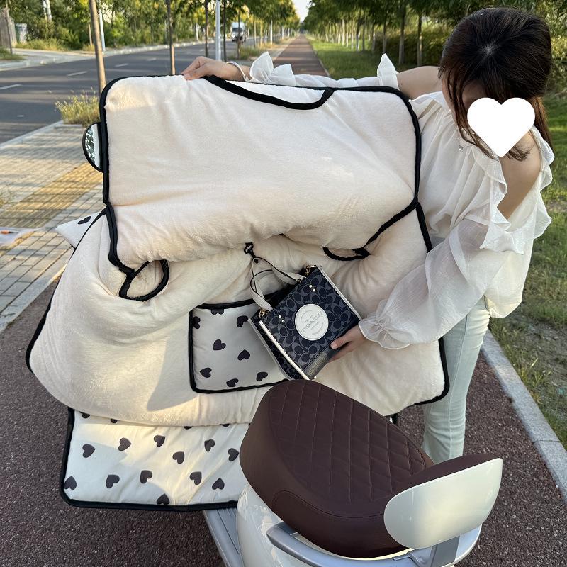 Fleece-Lined Winter Windshield Cover for Small Electric Motorcycles - Thick, Warm, Windproof, Double-Sided & Waterproof All-in-One
Fleece-Lined Winter Windshield Cover for Small Electric Motorcycles - Thick, Warm, Windproof, Double-Sided & Waterproof All-in-One