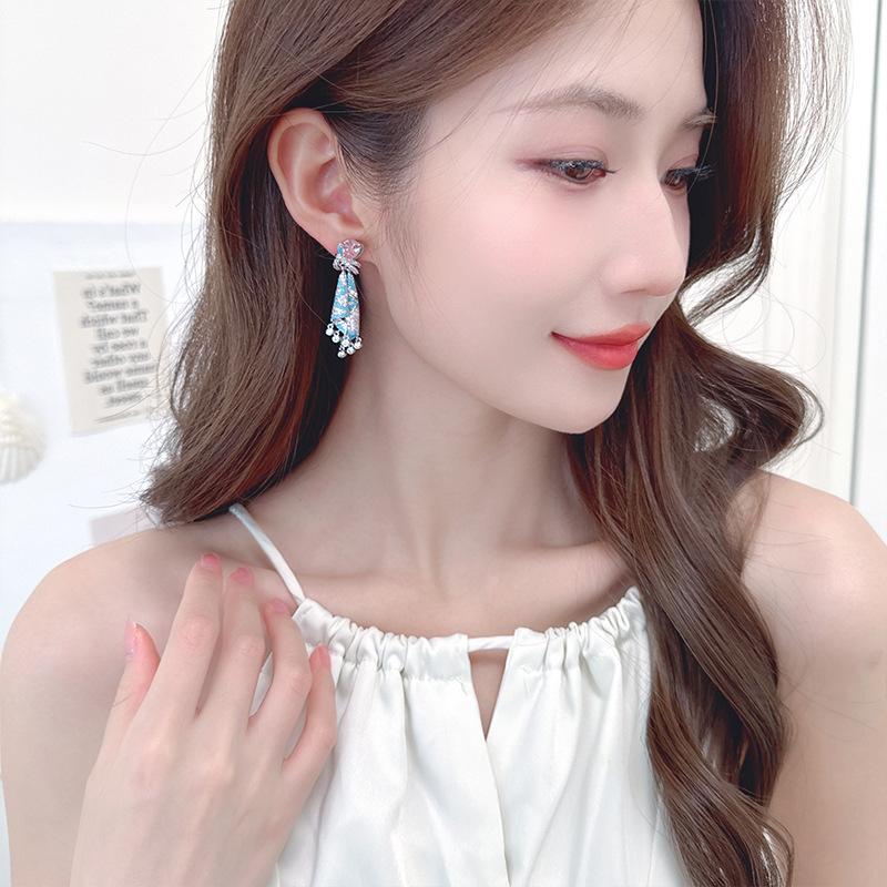 Diamond knotted water drop fringed stud earrings retro temperament earrings autumn and winter advanced sense personalized earrings women
Diamond knotted water drop fringed stud earrings retro temperament earrings autumn and winter advanced sense personalized earrings women