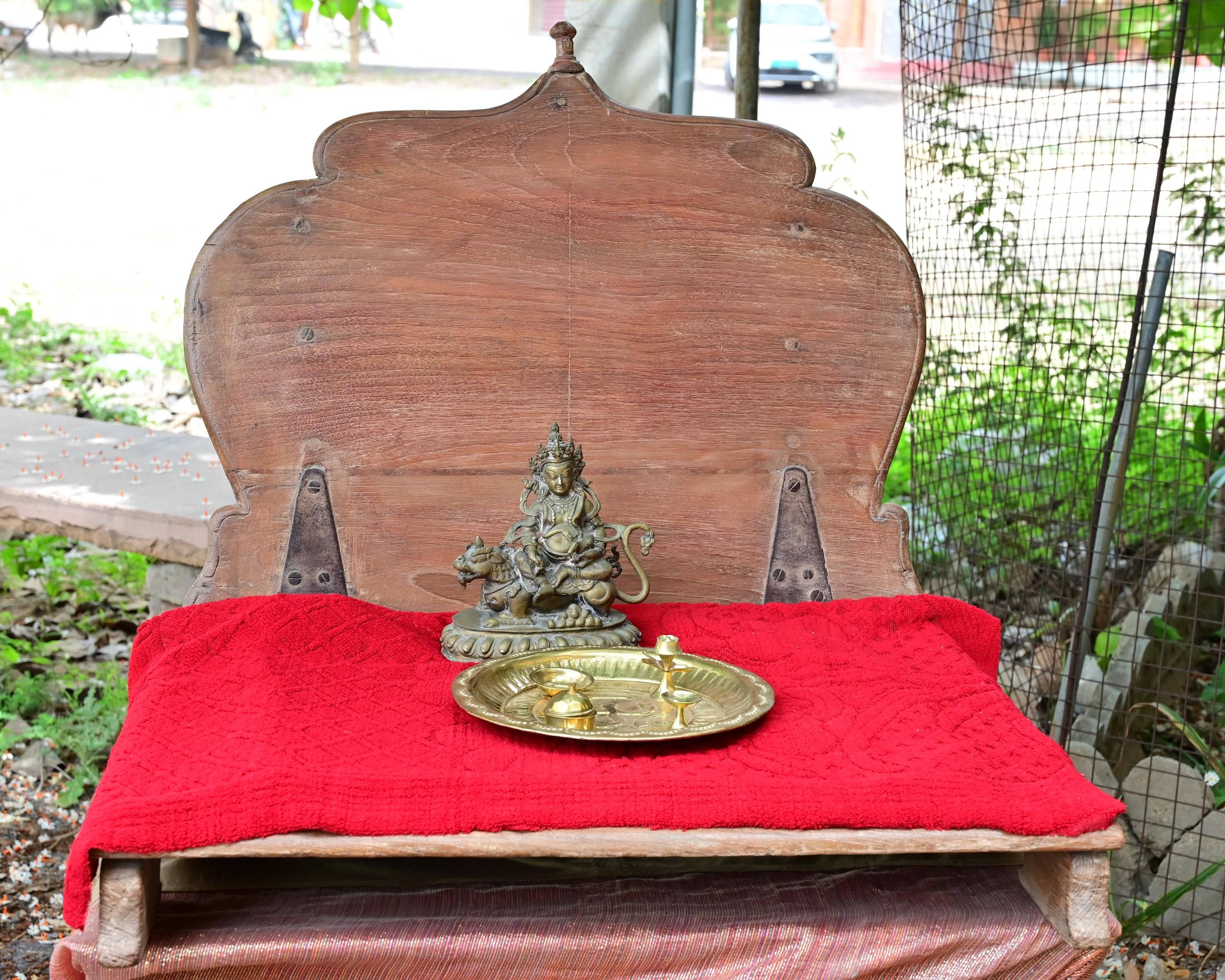 Antique Folding Teak Wood Singhasan : Vintage Wooden Temple Seat 16” X 8” X 24” (l x w x h) разноцветный
Antique Folding Teak Wood Singhasan : Vintage Wooden Temple Seat 16” X 8” X 24” (l x w x h) разноцветный