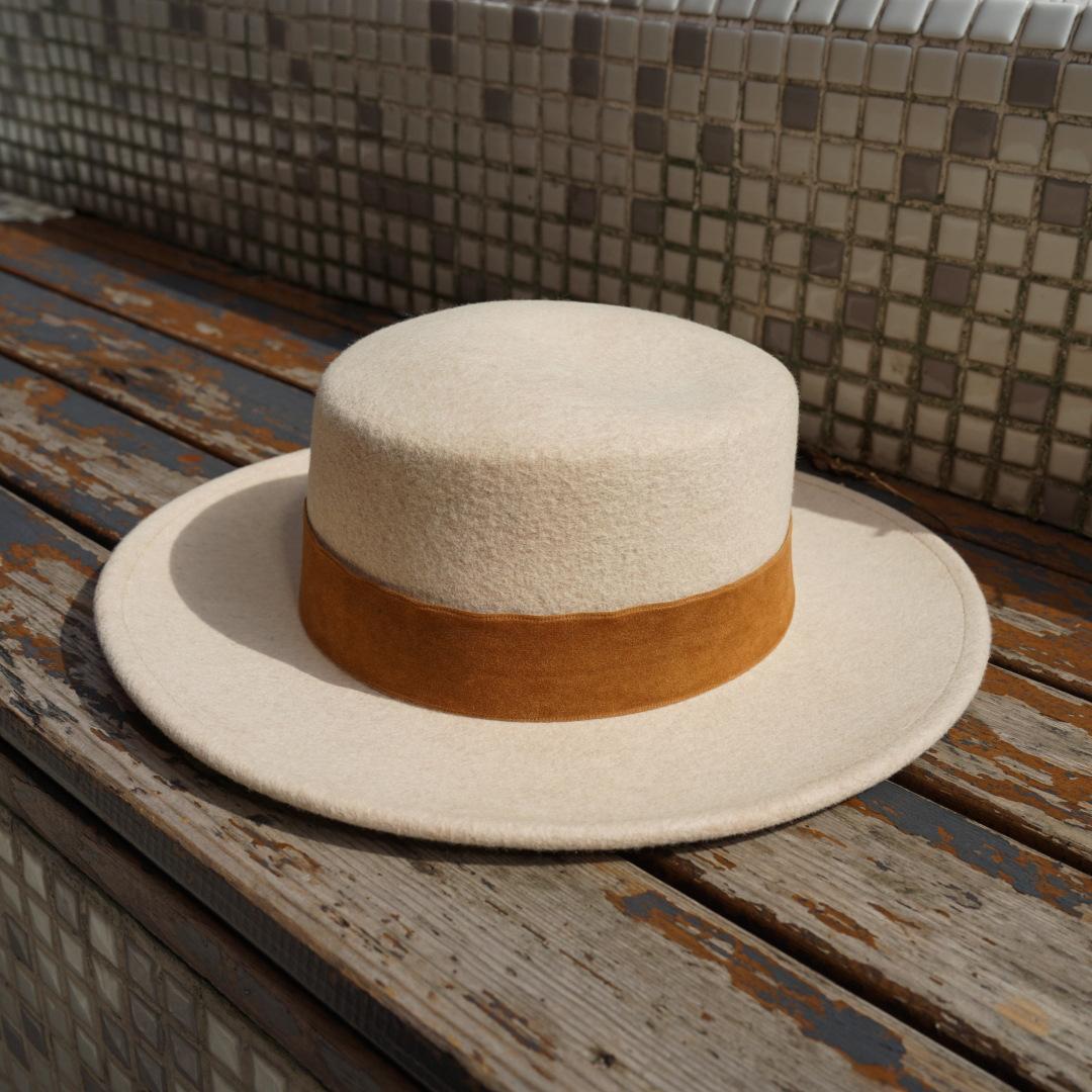 Beige Elegant Retro French Wool Flat Top Top Top Hat Women S Autumn And Winter Japanese Korean Felt Wide Eaves British Flat Eaves M(56-58cm)
Beige Elegant Retro French Wool Flat Top Top Top Hat Women S Autumn And Winter Japanese Korean Felt Wide Eaves British Flat Eaves M(56-58cm)