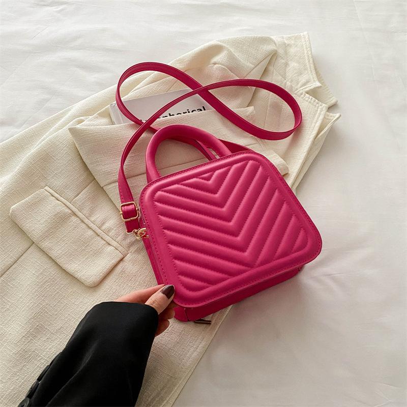 Популярна в цьому році корейська версія модних і простих жіночих сумок, нішевий дизайн, маленькі квадратні сумки, красиві іноземні сумки через плече троянди рожеві кольору
Популярна в цьому році корейська версія модних і простих жіночих сумок, нішевий дизайн, маленькі квадратні сумки, красиві іноземні сумки через плече троянди рожеві кольору