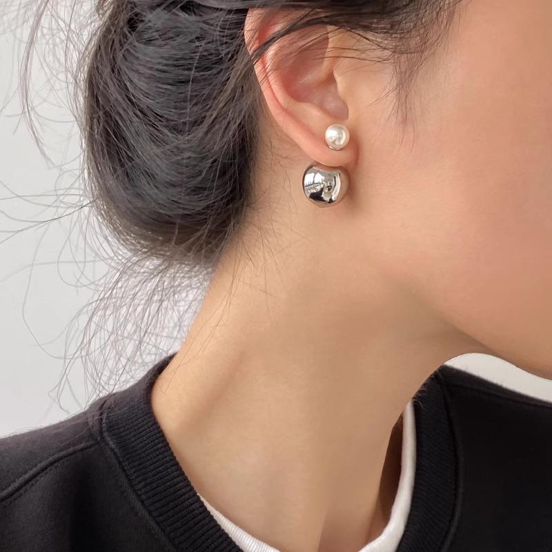 Silver needle geometric ball pearl front and rear two wearing metal ball earrings simple personalized stud earrings
Silver needle geometric ball pearl front and rear two wearing metal ball earrings simple personalized stud earrings