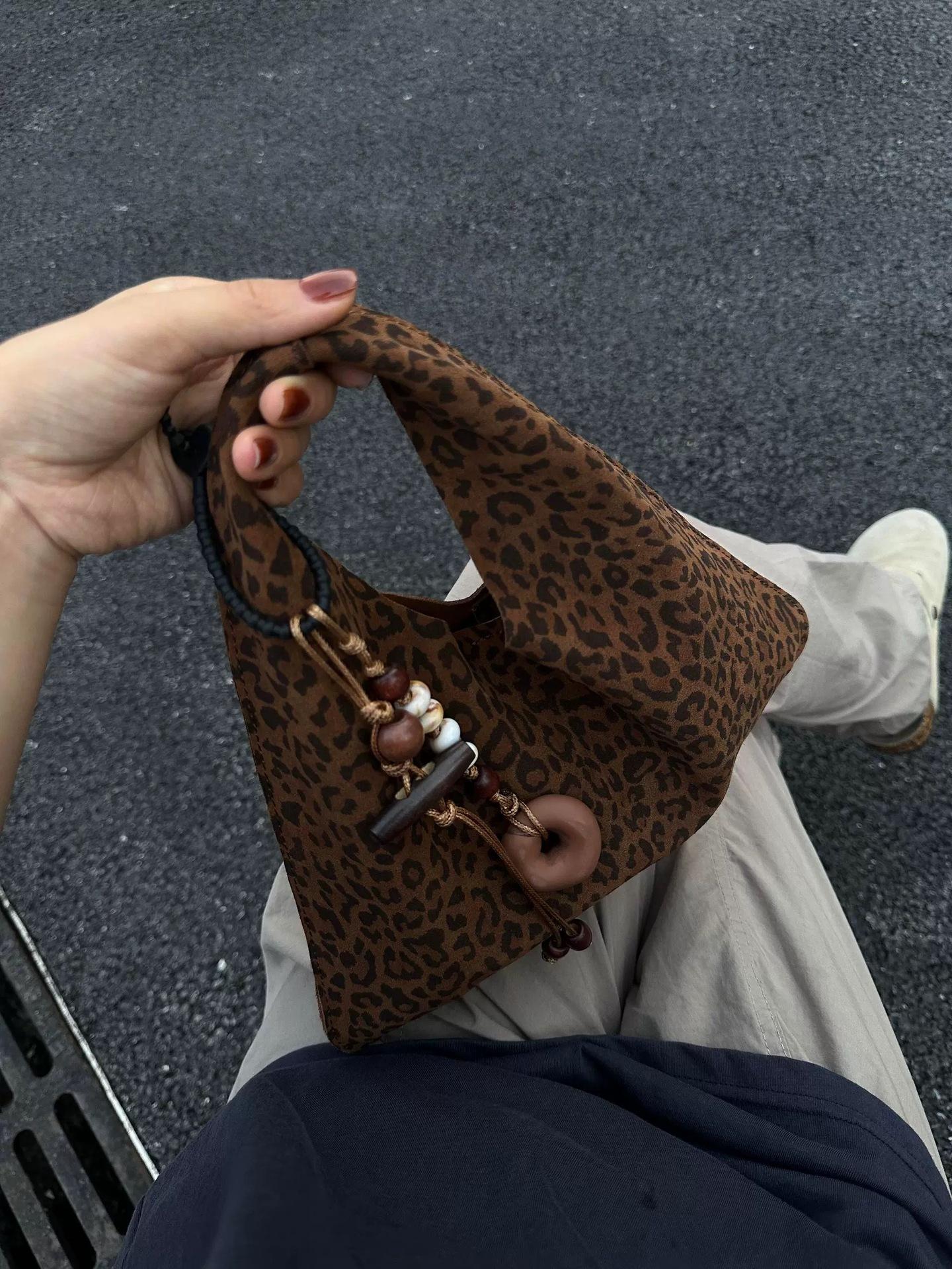 Super Fire Leopard Print Tote Bag Women S Niche Fashion Commuter Shoulder Underarm Bag Portable Shoulder Bag
Super Fire Leopard Print Tote Bag Women S Niche Fashion Commuter Shoulder Underarm Bag Portable Shoulder Bag