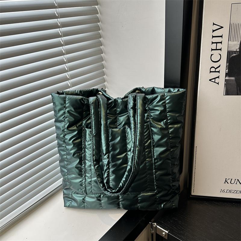 Вместительная нейлоновая сумка-тоут с хлопковым наполнителем, женская модная простая мягкая клетчатая сумка через плечо, нишевый дизайн, пуховик зелёный
Вместительная нейлоновая сумка-тоут с хлопковым наполнителем, женская модная простая мягкая клетчатая сумка через плечо, нишевый дизайн, пуховик зелёный