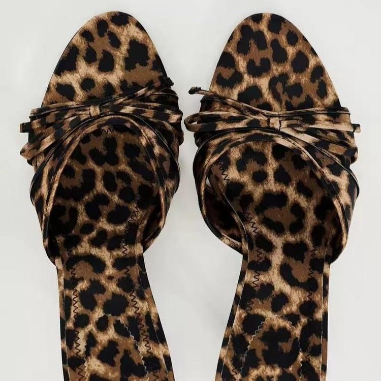 Large size 2024 summer pointed head fish mouth European and American single shoes with bow exposed toes empty sandals women s batch 35 леопард друку кольору
Large size 2024 summer pointed head fish mouth European and American single shoes with bow exposed toes empty sandals women s batch 35 леопард друку кольору