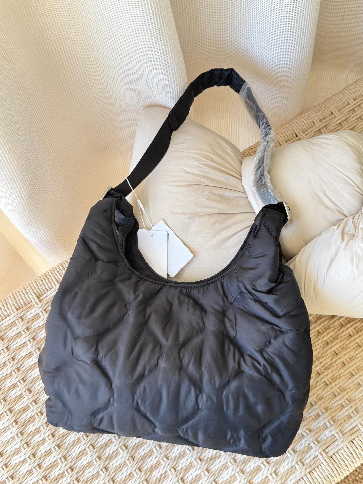 Simple Quilted Cloud Bag Soft And Lazy Tote Messenger Bag Single Shoulder Small Batch 36*8.5*29 чорний
Simple Quilted Cloud Bag Soft And Lazy Tote Messenger Bag Single Shoulder Small Batch 36*8.5*29 чорний
