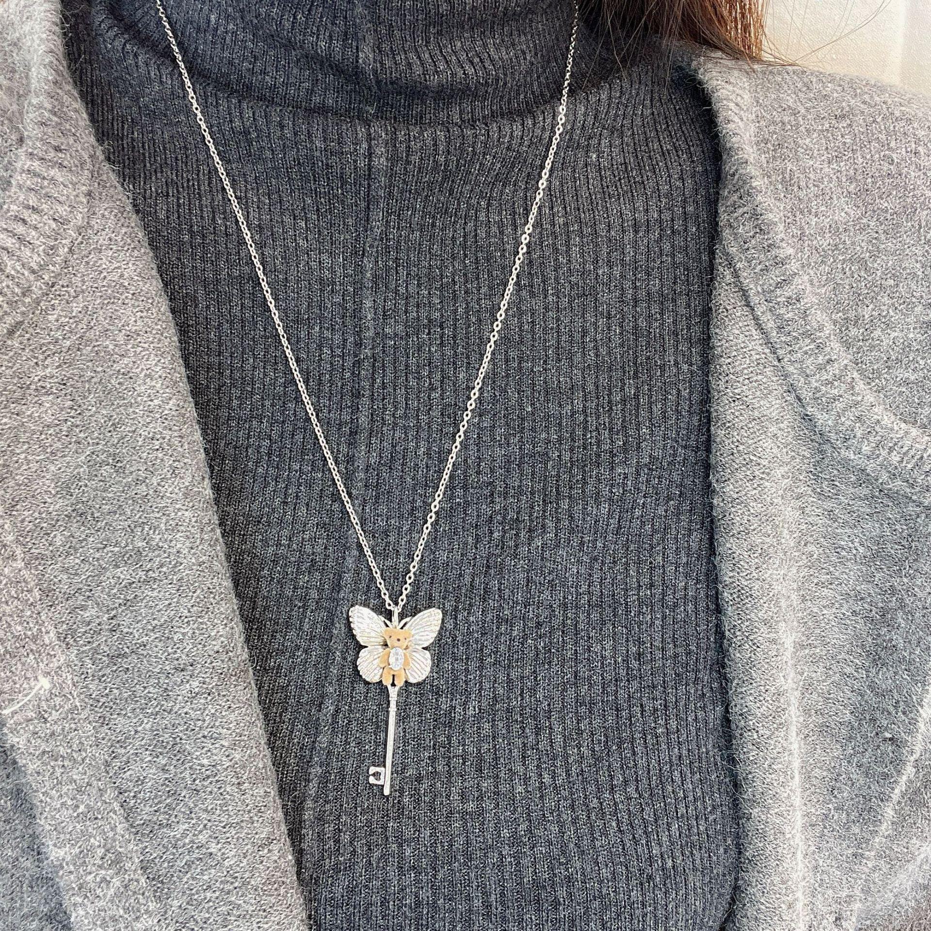 Ожерелье с подвеской в виде бабочки и медведя — женский осенне-зимний аксессуар для свитера с нишевым дизайном AN011 Key Bear Necklace
Ожерелье с подвеской в виде бабочки и медведя — женский осенне-зимний аксессуар для свитера с нишевым дизайном AN011 Key Bear Necklace