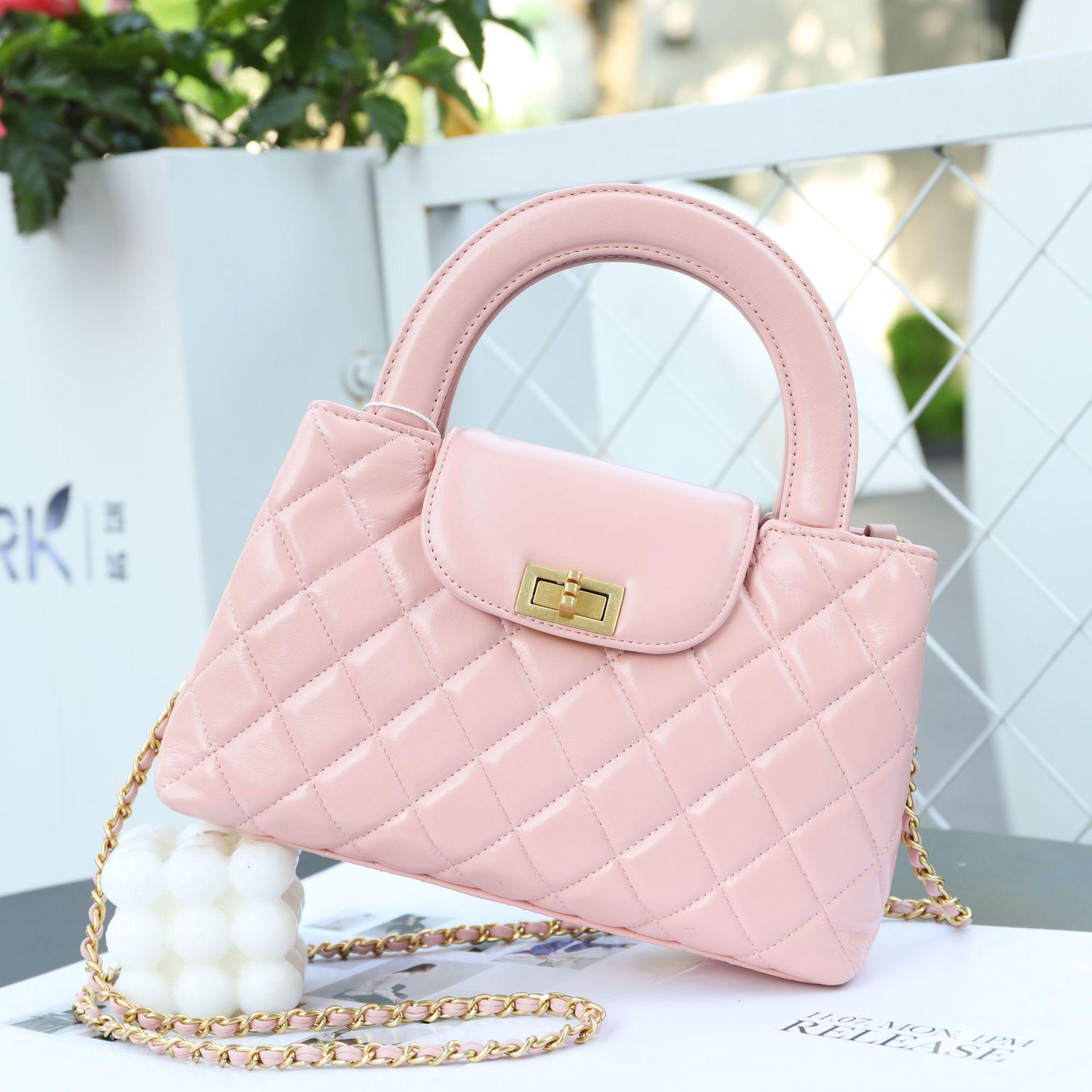 Женские сумки 2025 года с цепочкой из телячьей кожи и бриллиантами — маленькие квадратные сумки-мессенджеры 24cm Length x 8cm Width x 15cm Height
Женские сумки 2025 года с цепочкой из телячьей кожи и бриллиантами — маленькие квадратные сумки-мессенджеры 24cm Length x 8cm Width x 15cm Height