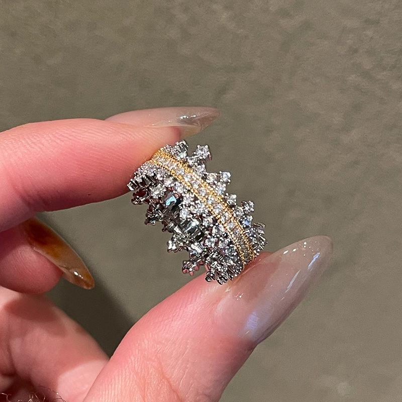 Двухцветное кольцо-сэндвич с открытой шинкой, женское, легкая роскошь, высокое качество, модный дизайн с индивидуальностью, универсальное ювелирное изделие
Двухцветное кольцо-сэндвич с открытой шинкой, женское, легкая роскошь, высокое качество, модный дизайн с индивидуальностью, универсальное ювелирное изделие