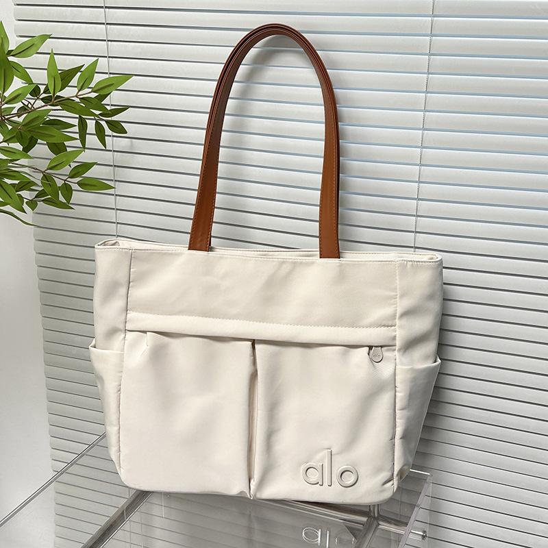 Casual Retro Minimalist Tote Bag with Trendy Texture, Large Capacity Bag for Autumn and Winter, New Women s Shoulder Bag белый
Casual Retro Minimalist Tote Bag with Trendy Texture, Large Capacity Bag for Autumn and Winter, New Women s Shoulder Bag белый