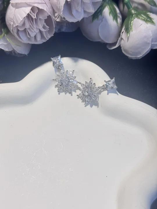 Light luxury fashion diamond temperament snowflake square stud earrings versatile niche design high-end flower fringed earrings
Light luxury fashion diamond temperament snowflake square stud earrings versatile niche design high-end flower fringed earrings