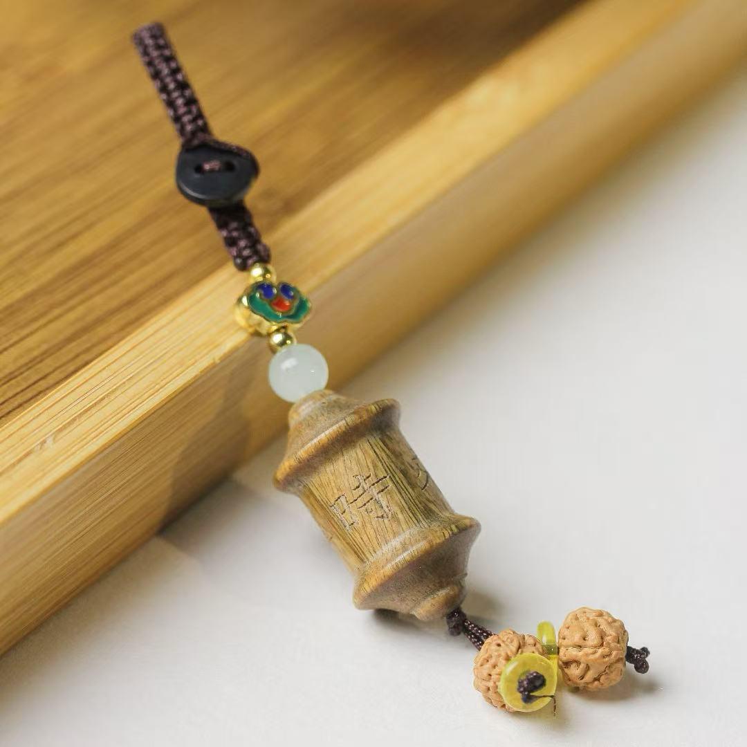 Ключниця із зеленого сандалу: Етнічний кулон-молитовне колесо та підвіска для телефону
Ключниця із зеленого сандалу: Етнічний кулон-молитовне колесо та підвіска для телефону