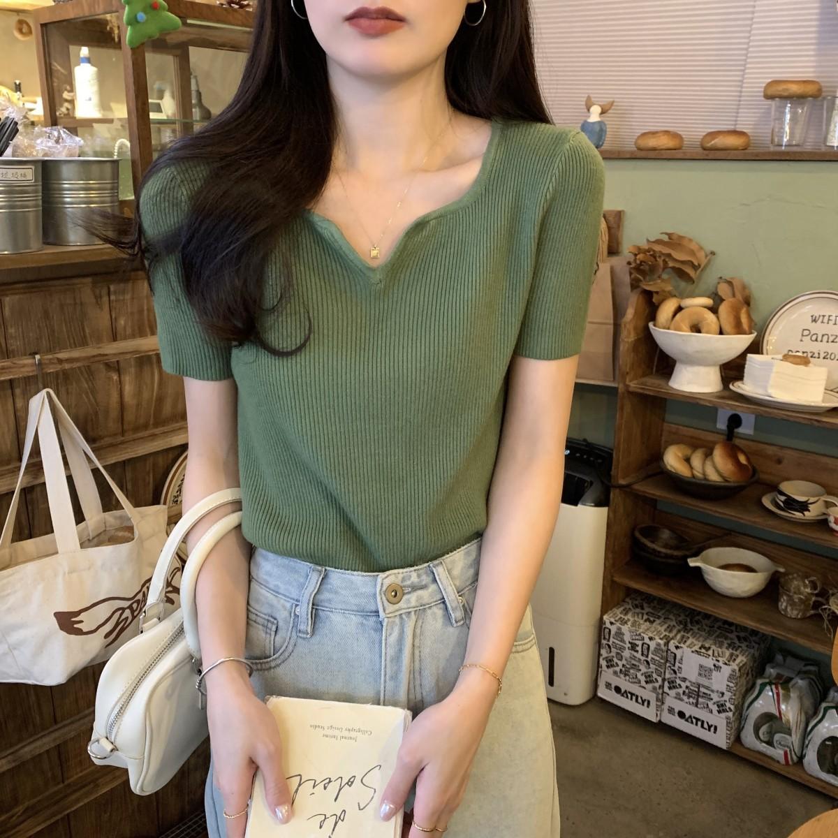 French temperament square collar bottom knitted sweater short sleeve women s design sense V neck chic versatile T-shirt foreign style top One size fits all зелений
French temperament square collar bottom knitted sweater short sleeve women s design sense V neck chic versatile T-shirt foreign style top One size fits all зелений
