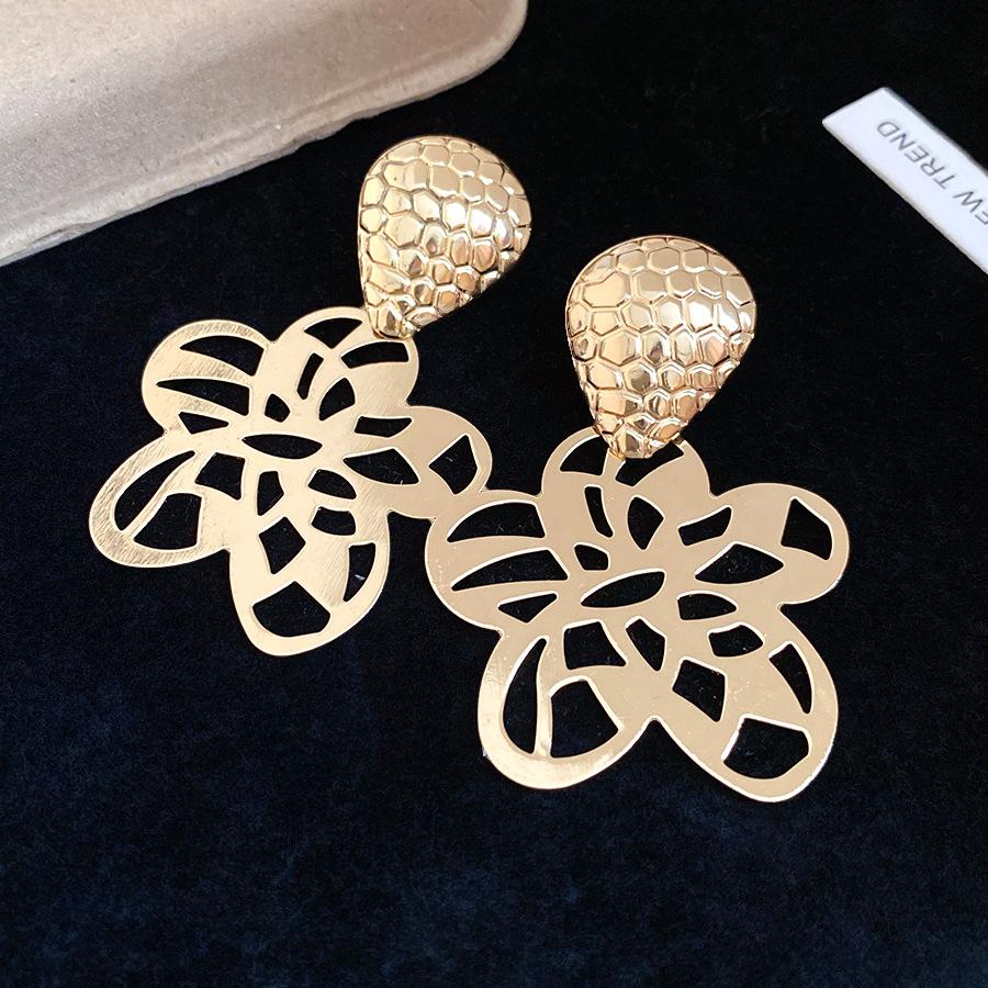 European and American silver needle metal hollow flower pendant earrings light luxury high-end stud earrings retro temperament earrings women
European and American silver needle metal hollow flower pendant earrings light luxury high-end stud earrings retro temperament earrings women