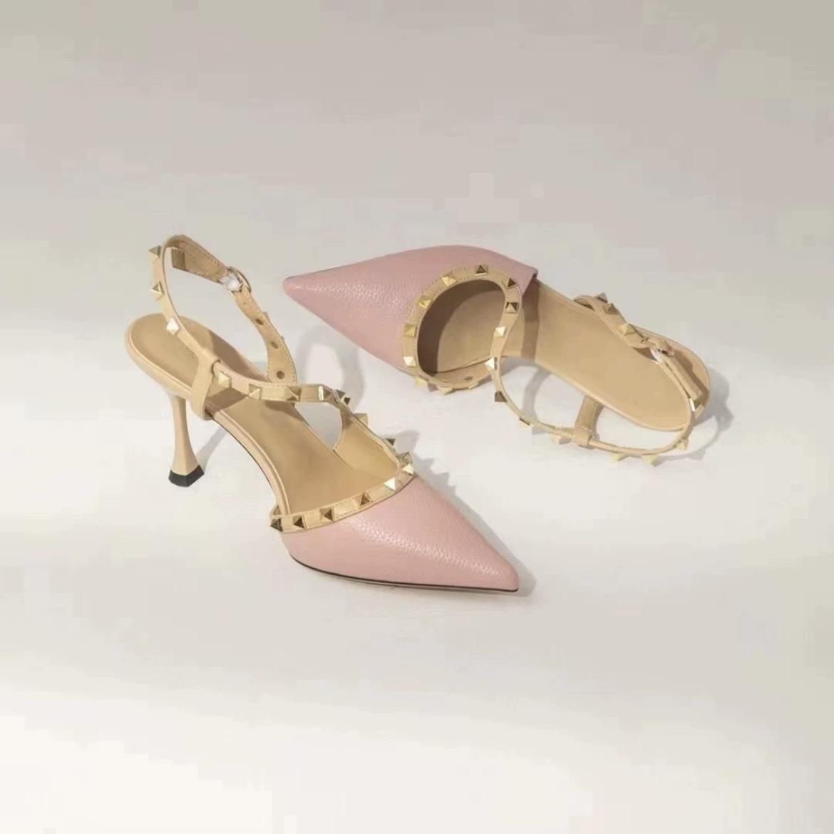 European and American fashion outer wear rivet pointed high heels women s 2024 summer new rear empty stiletto one-word buckle sandals 34 розовый
European and American fashion outer wear rivet pointed high heels women s 2024 summer new rear empty stiletto one-word buckle sandals 34 розовый