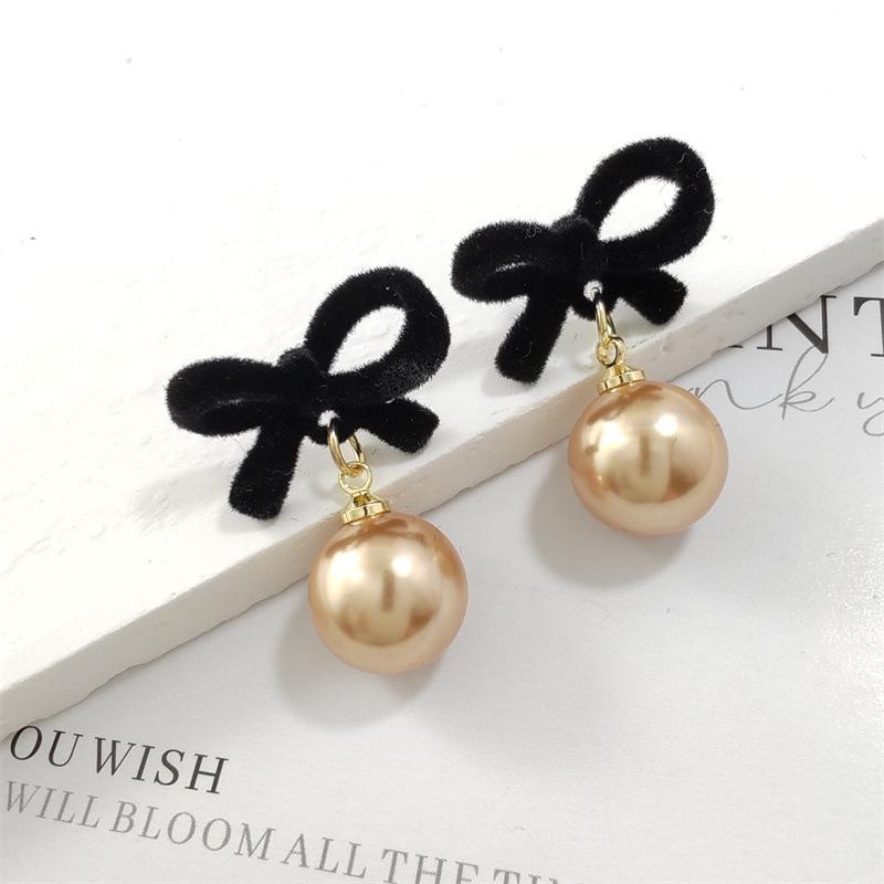 Vintage Flocking Black Bowtie Pearl Pendant Earrings For Women Fashion Party Zircon Accessories чорний
Vintage Flocking Black Bowtie Pearl Pendant Earrings For Women Fashion Party Zircon Accessories чорний