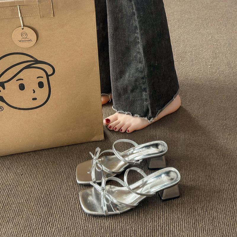 2025 summer new beautiful silver bow cool slippers women s summer wear one-word belt with skirt 35 серебряный
2025 summer new beautiful silver bow cool slippers women s summer wear one-word belt with skirt 35 серебряный
