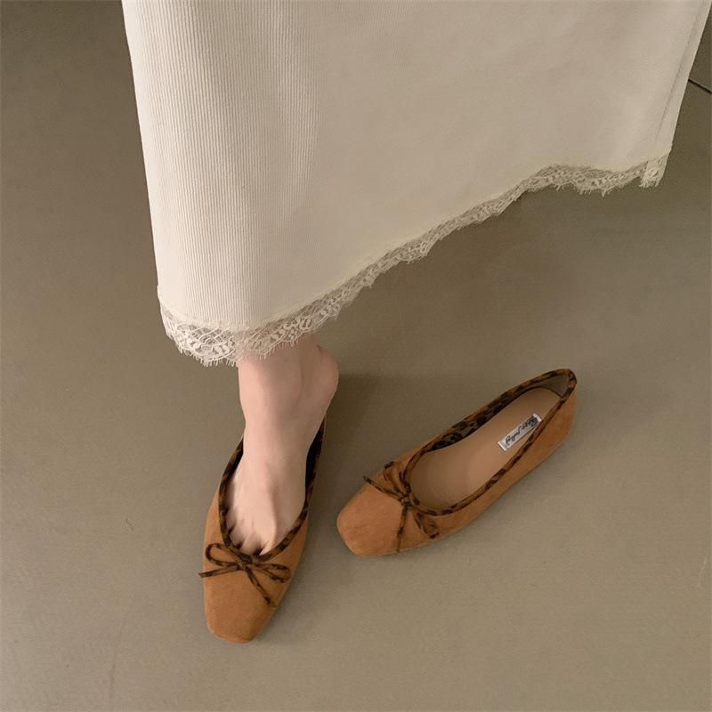 Suede ballet single shoes women s spring new bow flat bottom square head shallow mouth ladyshoes spot shoes 40 світло-коричневого кольору
Suede ballet single shoes women s spring new bow flat bottom square head shallow mouth ladyshoes spot shoes 40 світло-коричневого кольору