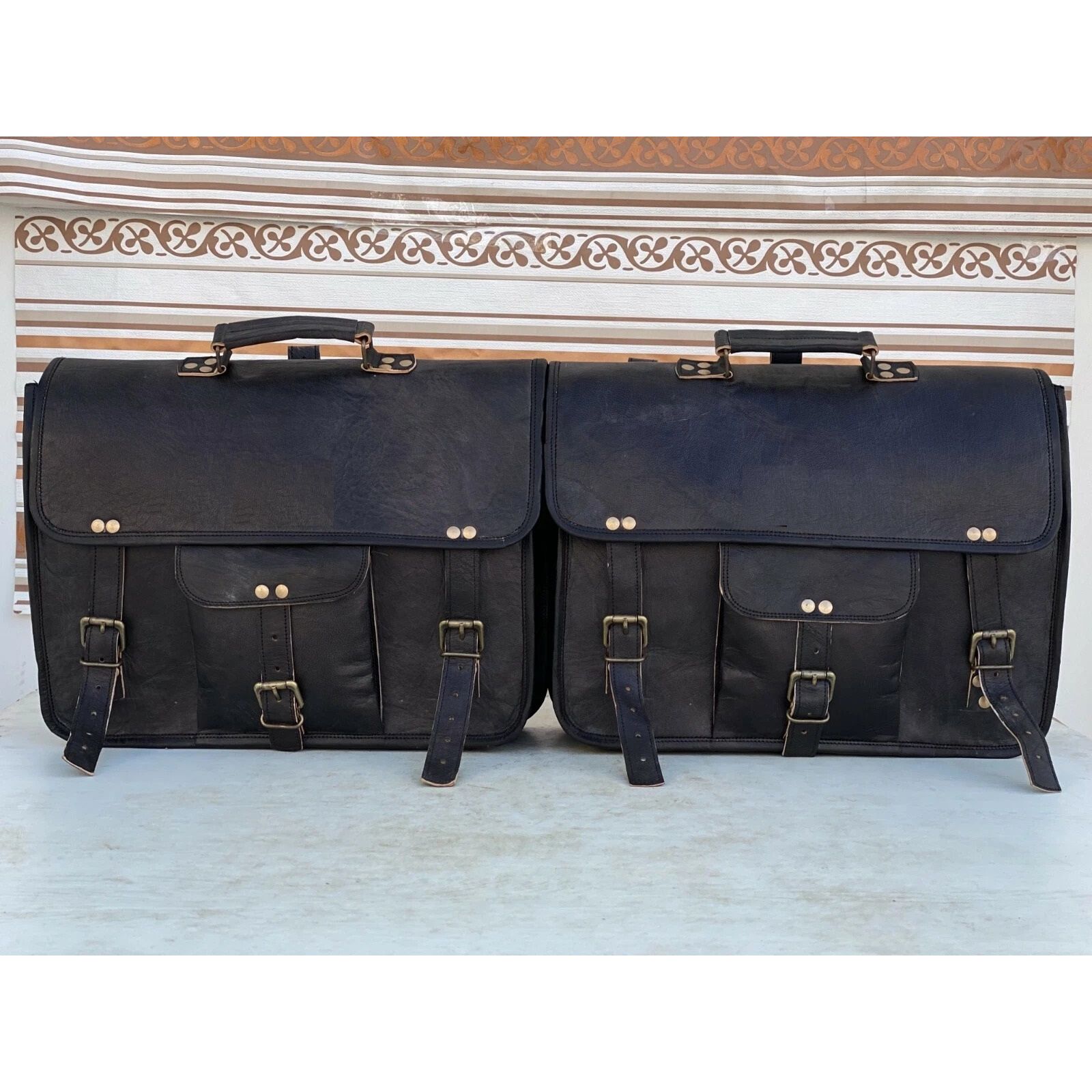 Motorcycle Leather Saddlebags Panniers Pouch Side 15 x 11 x 4 in
Motorcycle Leather Saddlebags Panniers Pouch Side 15 x 11 x 4 in